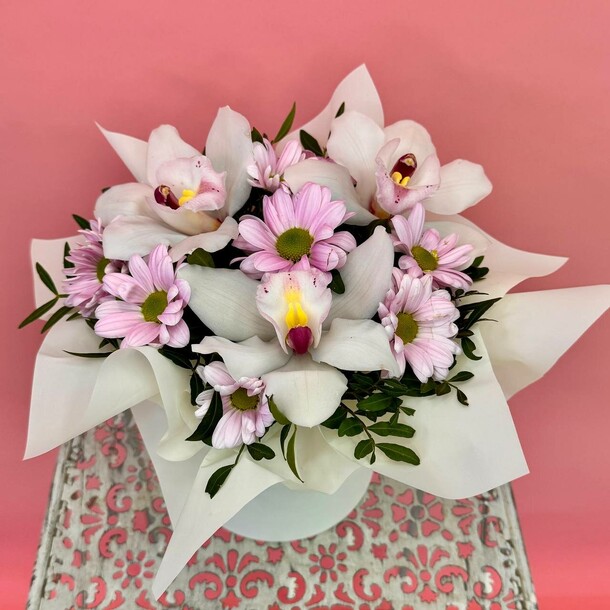 Коробка белых орхидей, артикул F1406308 - 5478 рублей, доставка по городу. Flawery - доставка цветов