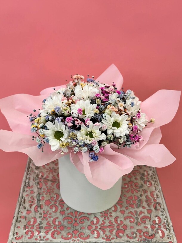 Букет в коробке «атмосферный», артикул F1421284 - 2420 рублей, доставка по городу. Flawery - доставка цветов