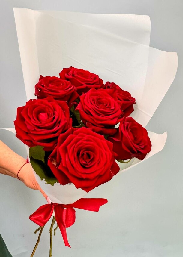 Моно букет 7 алых роз, артикул F1424703 - 4950 рублей, доставка по городу. Flawery - доставка цветов