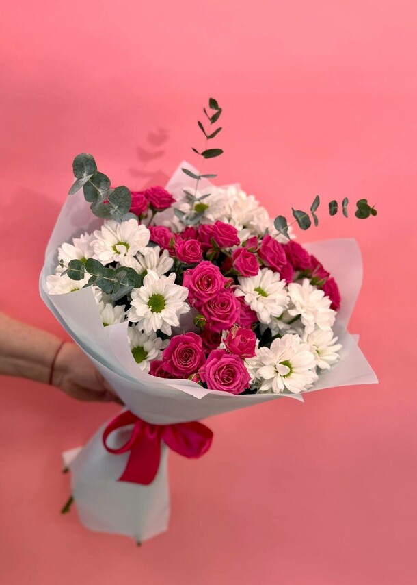 Букет кустовых роз и ромашек, артикул F1425126 - 3850 рублей, доставка по городу. Flawery - доставка цветов