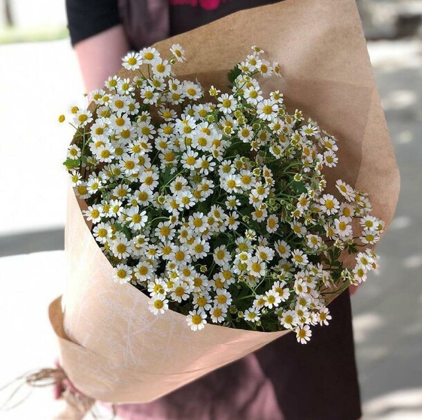 Букет полевых ромашек, артикул F1105932 - 4290 рублей, доставка по городу. Flawery - доставка цветов