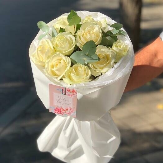 Белые розы с эвкалиптом, артикул F1105942 - 4500 рублей, доставка по городу. Flawery - доставка цветов