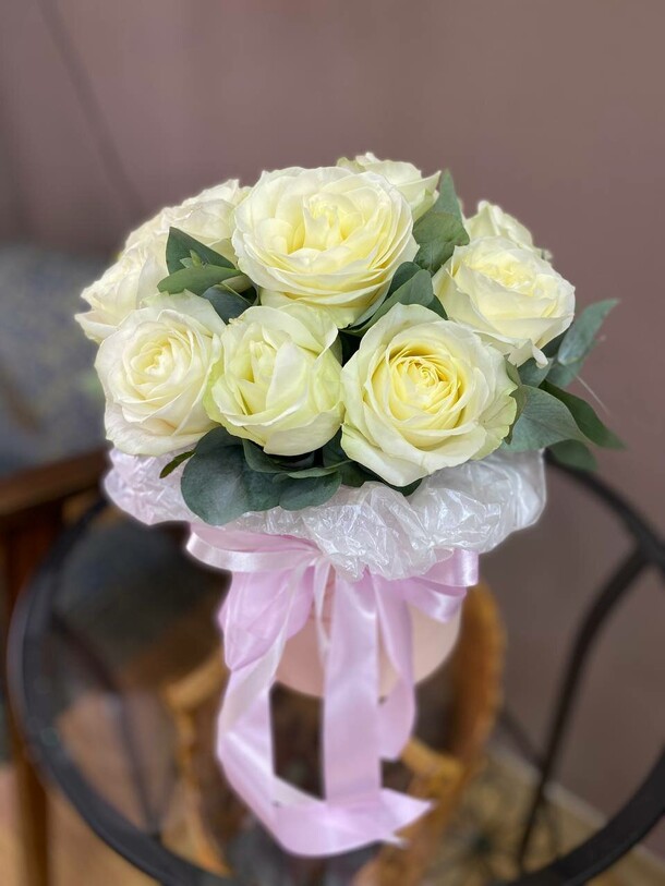 Белые розы в коробке, артикул F1105974 - 5800 рублей, доставка по городу. Flawery - доставка цветов