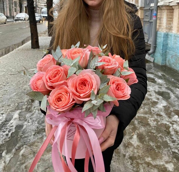 Пионовидные розы в коробке, артикул F1105979 - 7890 рублей, доставка по городу. Flawery - доставка цветов