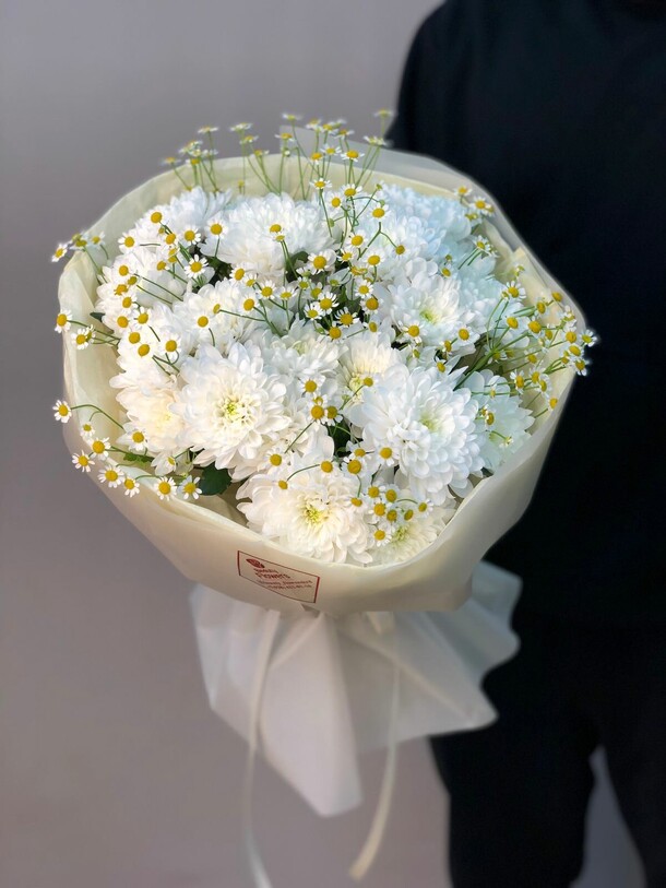 Букет хризантема с ромашками, артикул F1106002 - 4345 рублей, доставка по городу. Flawery - доставка цветов