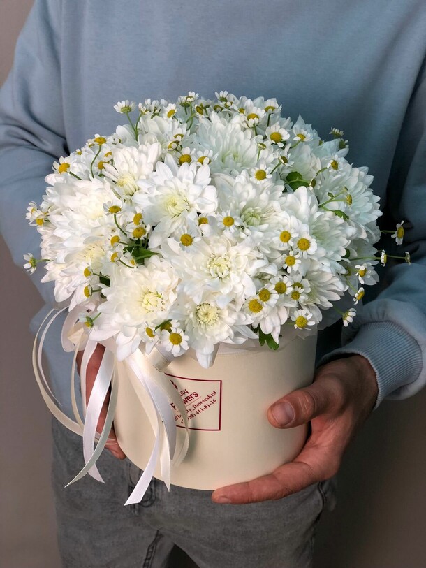 Хризантема с ромашками, артикул F1110779 - 6050 рублей, доставка по городу. Flawery - доставка цветов