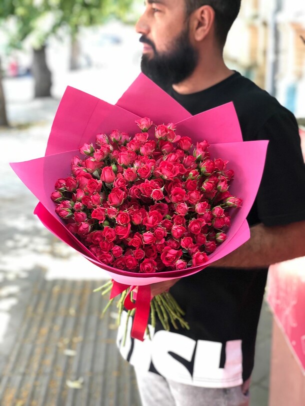 Букет из 21 кустовых роз, артикул F1123502 - 6700 рублей, доставка по городу. Flawery - доставка цветов