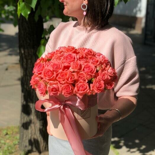 Кустовые розы в коробке, артикул F1145085 - 11825 рублей, доставка по городу. Flawery - доставка цветов