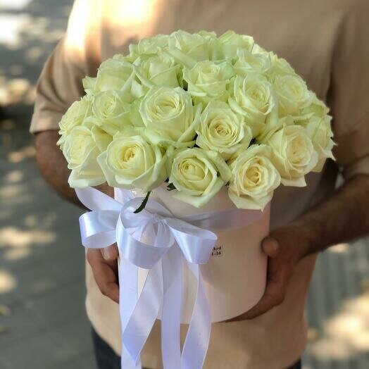 Коробка с белыми розами, артикул F1145120 - 13585 рублей, доставка по городу. Flawery - доставка цветов