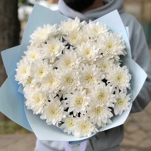 Белые хризантемы в оформлении, артикул F1145129 - 4565 рублей, доставка по городу. Flawery - доставка цветов