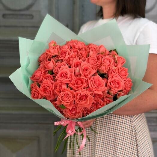 Кустовые розы в упаковке, артикул F1145889 - 5850 рублей, доставка по городу. Flawery - доставка цветов