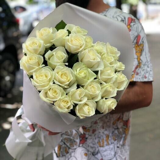 Белые розы 25 штук в букете, артикул F1179976 - 8650 рублей, доставка по городу. Flawery - доставка цветов