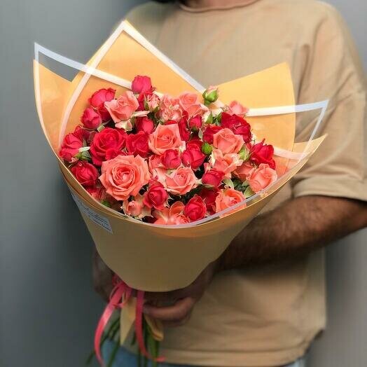 Букет роза мелкоцветка в оформлении, артикул F1230268 - 5200 рублей, доставка по городу. Flawery - доставка цветов