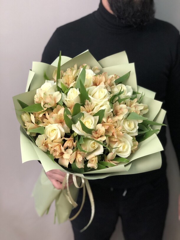 Белые розы и альстромерия, артикул F1245940 - 8200 рублей, доставка по городу. Flawery - доставка цветов