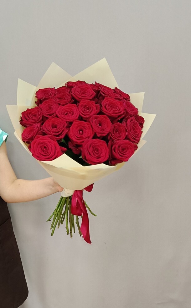 25 красных роз, артикул F1307530 - 10890 рублей, доставка по городу. Flawery - доставка цветов