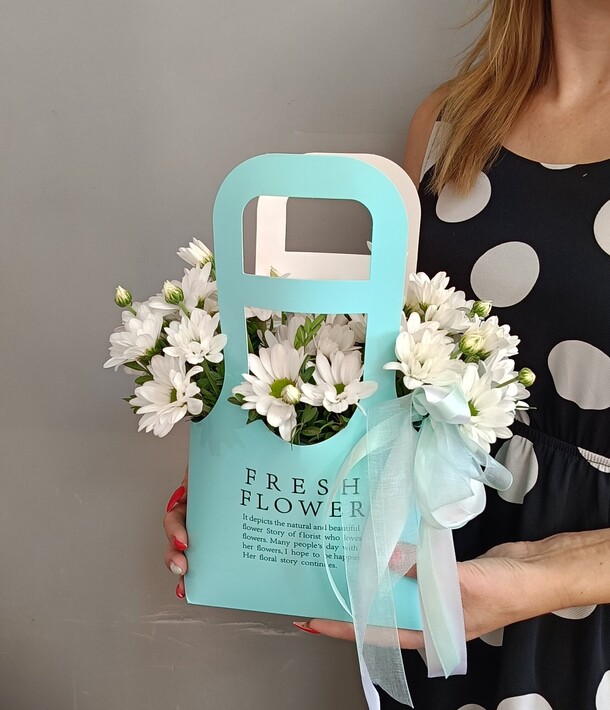 Ромашки сумочке цвета тиффани, артикул F1328112 - 3740 рублей, доставка по городу. Flawery - доставка цветов