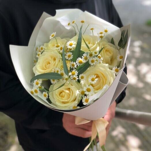 Авторский букет розы и ромашки, артикул F1330176 - 4620 рублей, доставка по городу. Flawery - доставка цветов