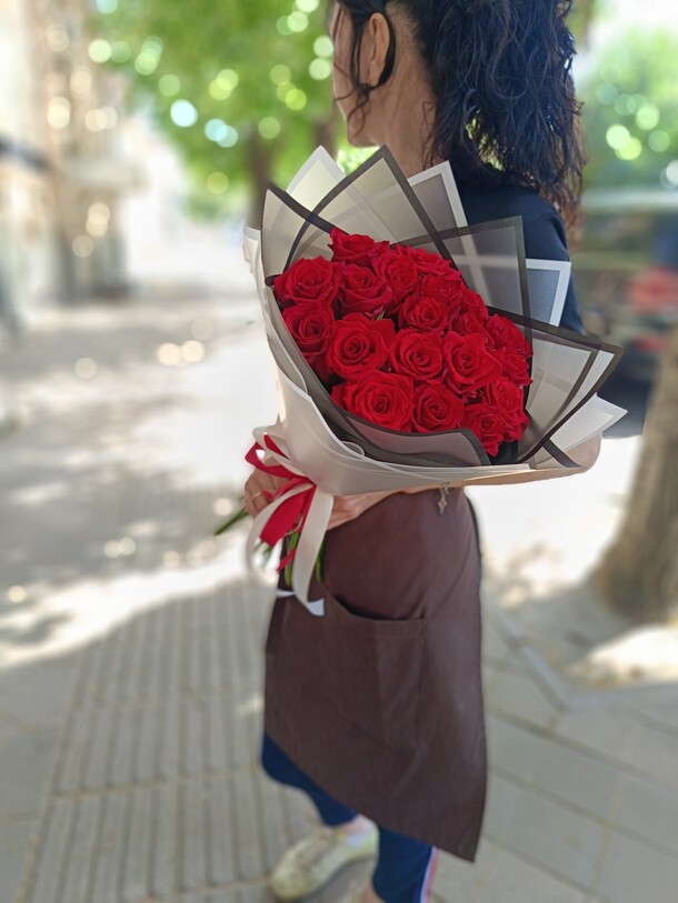 19 красных роз в стильном оформлении, артикул F1412552 - 6820 рублей, доставка по городу. Flawery - доставка цветов