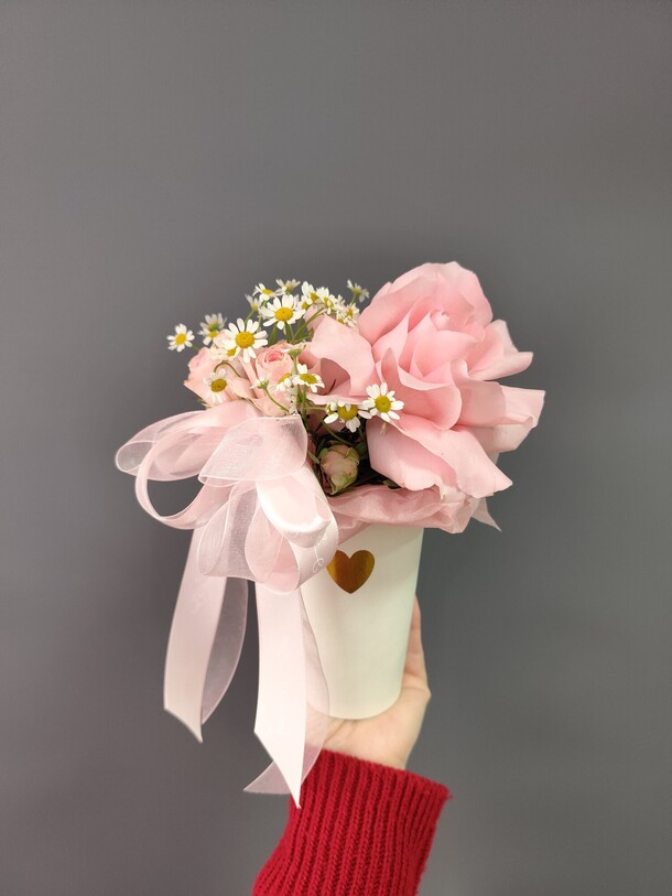 Цветы в стакане роза французская ромашки, артикул F1384110 - 1550 рублей, доставка по городу. Flawery - доставка цветов