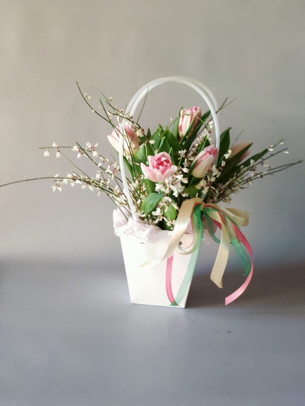 Тюльпаны с генистой в сумочке, артикул F1387908 - 3650 рублей, доставка по городу. Flawery - доставка цветов