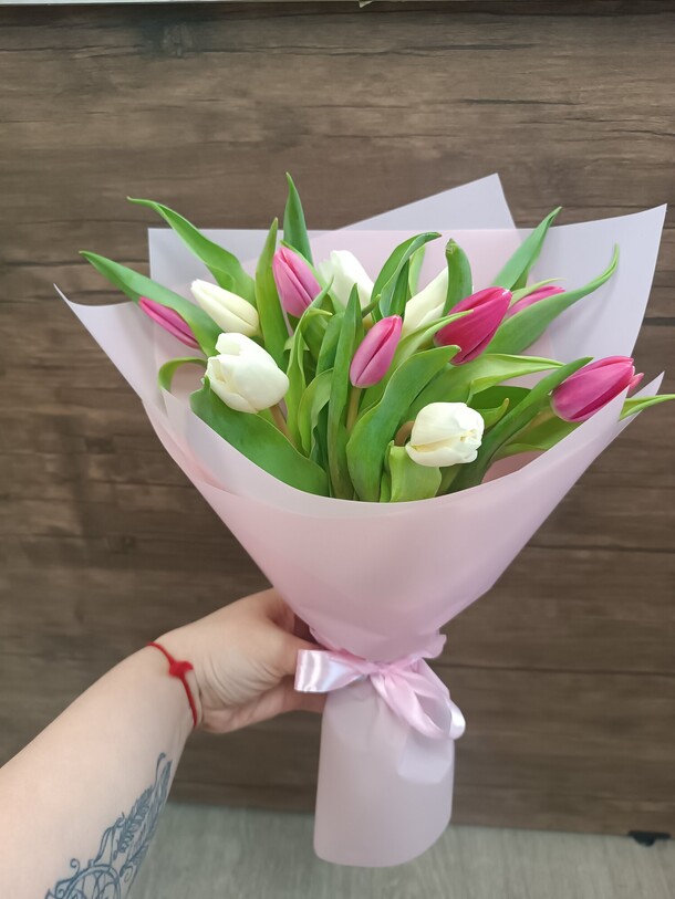 11 тюльпанов, артикул F1390019 - 3300 рублей, доставка по городу. Flawery - доставка цветов