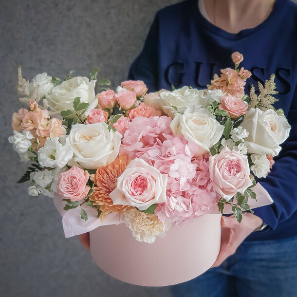 ⭐️  коробка с розами, гортензией и маттиолой "анита", артикул F1378651 - 15700 рублей, доставка по городу. Flawery - доставка цветов