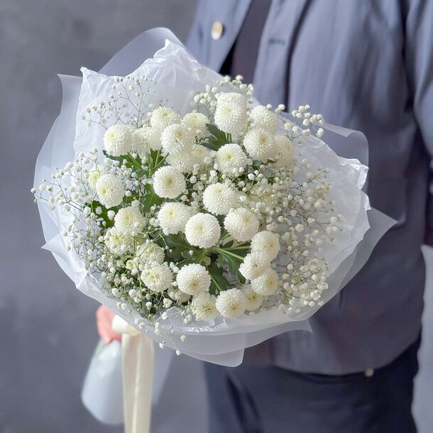 ⭐️ букет "жемчужный бисер".  Хризантема с гипсофилой., артикул F1507619 - 3600 рублей, доставка по городу. Flawery - доставка цветов