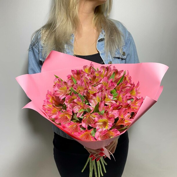 Букет из 9 розовых альстромерий, артикул F1298229 - 2690 рублей, доставка по городу. Flawery - доставка цветов