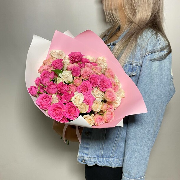 Букет из 15 кустовых роз, артикул F1298236 - 5300 рублей, доставка по городу. Flawery - доставка цветов