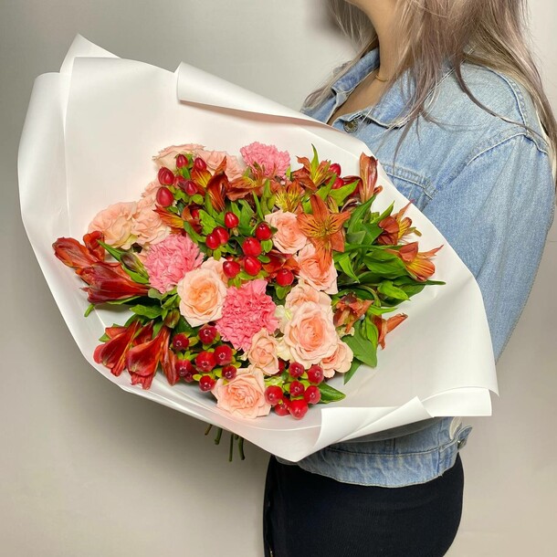 Авторский букет из альстромерий, кустовых роз и гвоздик, артикул F1298242 - 3990 рублей, доставка по городу. Flawery - доставка цветов
