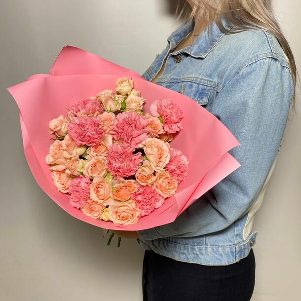 Букет из гвоздик и кустовых роз, артикул F1298243 - 3190 рублей, доставка по городу. Flawery - доставка цветов