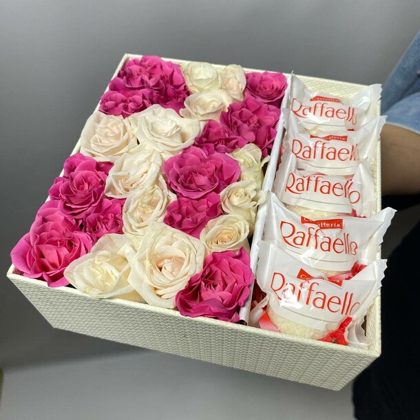 Мини-коробочка цветов с raffaello, артикул F1298247 - 2990 рублей, доставка по городу. Flawery - доставка цветов
