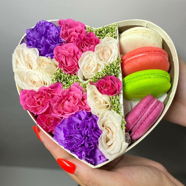Мини-сердце из цветов и пирожных, артикул F1298248 - 2990 рублей, доставка по городу. Flawery - доставка цветов