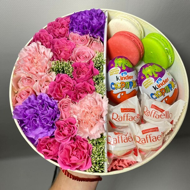 Круглая коробка из цветов и сладостей, артикул F1298249 - 3790 рублей, доставка по городу. Flawery - доставка цветов