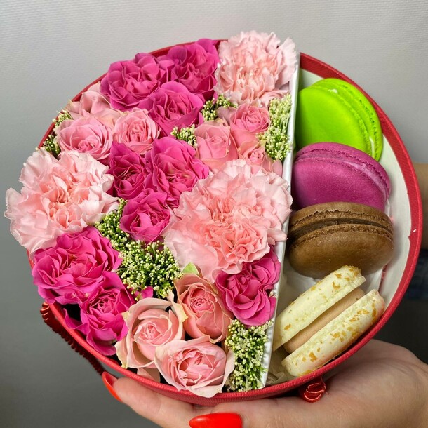 Цветы в коробке с пирожными, артикул F1298251 - 2990 рублей, доставка по городу. Flawery - доставка цветов