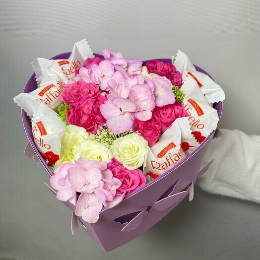 Цветы в красивой коробке-сердце, артикул F1298252 - 2990 рублей, доставка по городу. Flawery - доставка цветов