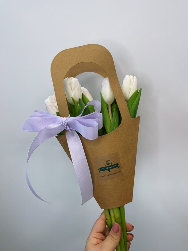Тюльпаны в крафтовой сумочке, артикул F1391187 - 3013 рублей, доставка по городу. Flawery - доставка цветов