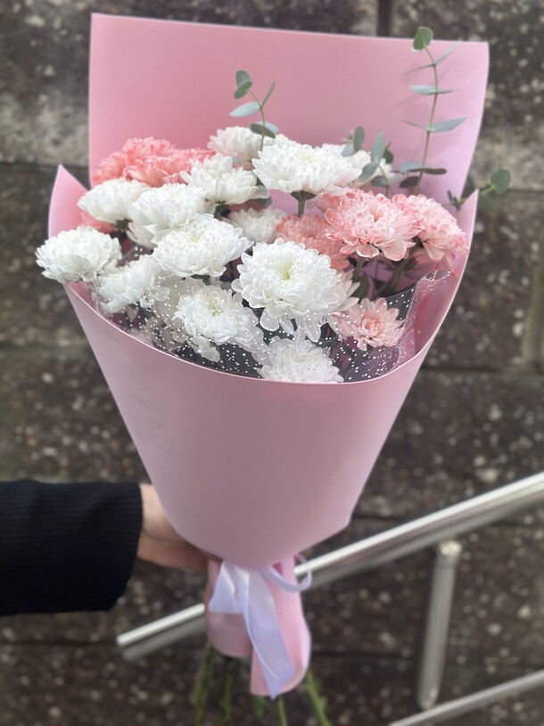 Букет из хризантем, артикул F1300410 - 2990 рублей, доставка по городу. Flawery - доставка цветов