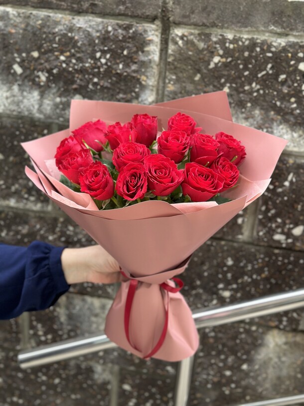 Букет из 15 роз, артикул F1335830 - 2500 рублей, доставка по городу. Flawery - доставка цветов