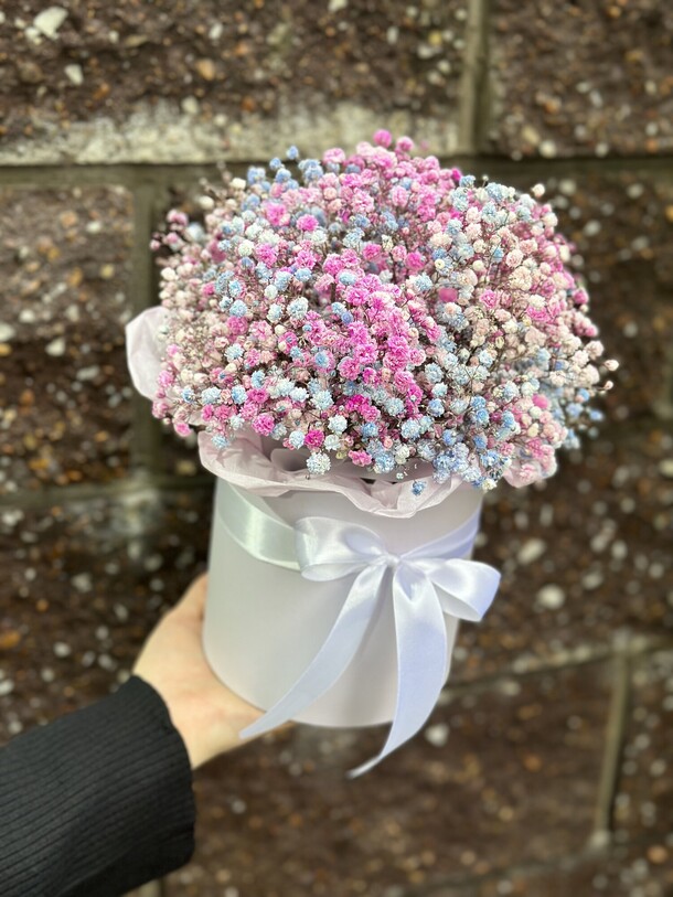 Гипсофилы в шляпной коробке, артикул F1336336 - 2300 рублей, доставка по городу. Flawery - доставка цветов