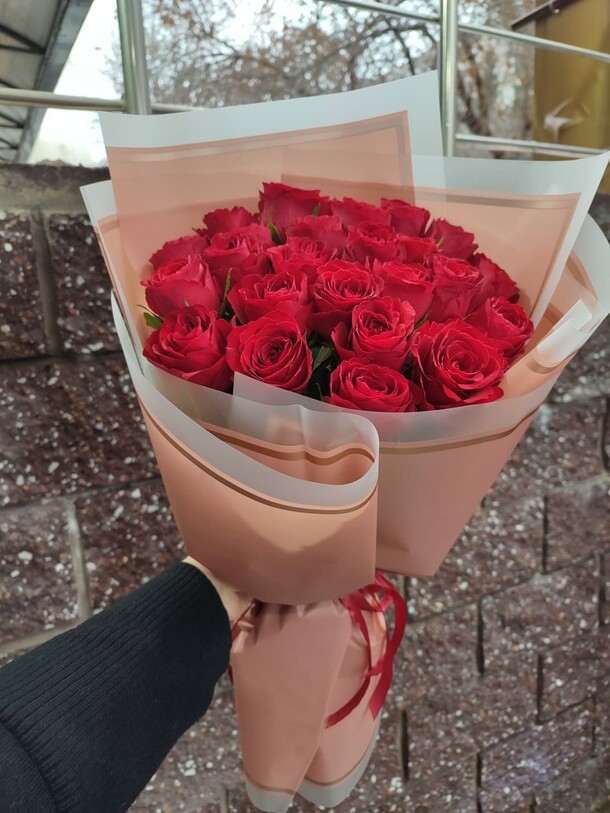 Букет из 25 кенийских роз, артикул F1341101 - 4580 рублей, доставка по городу. Flawery - доставка цветов