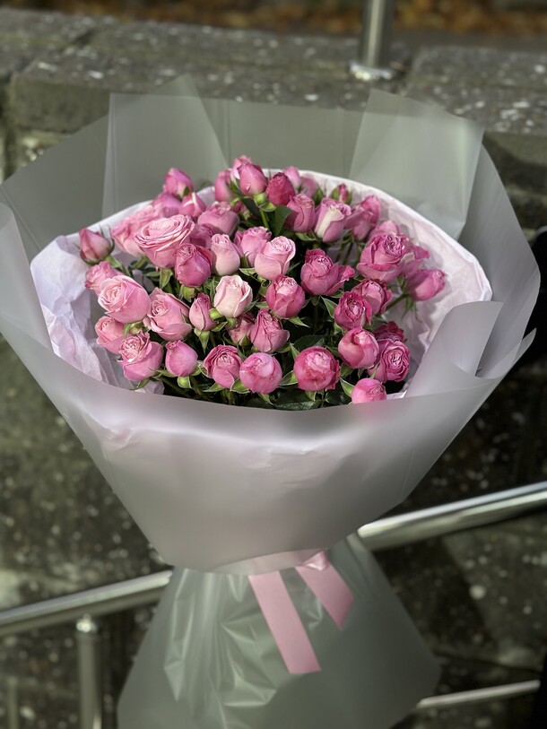 Букет из кустовых роз😍, артикул F1341114 - 5600 рублей, доставка по городу. Flawery - доставка цветов