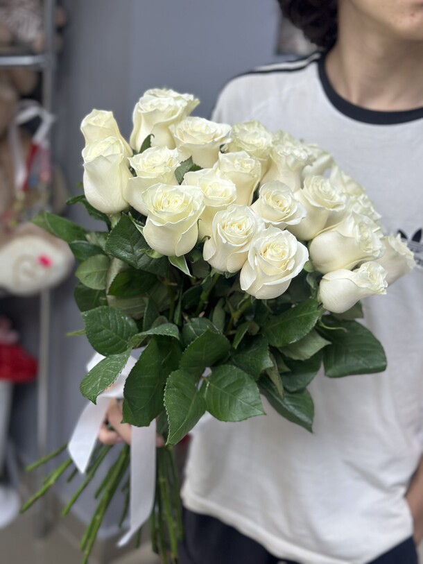 Букет из белых роз, артикул F1341115 - 5750 рублей, доставка по городу. Flawery - доставка цветов