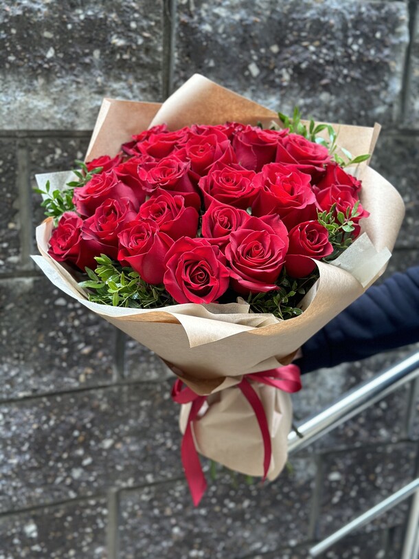 Букет из 25 роз 🌹, артикул F1341149 - 9580 рублей, доставка по городу. Flawery - доставка цветов