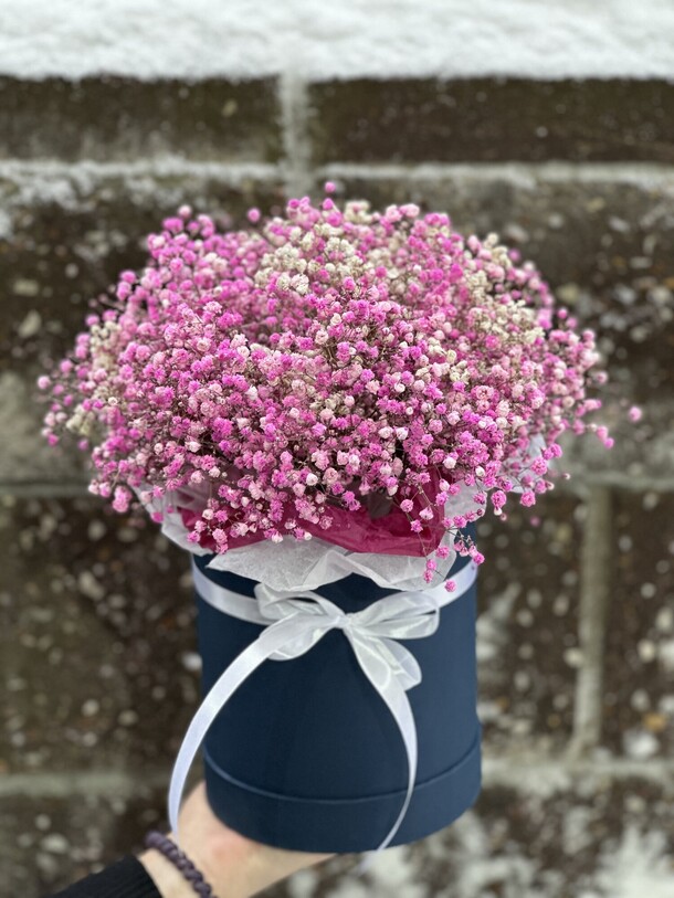 Гипсофила в шляпной коробке🎁, артикул F1370397 - 2550 рублей, доставка по городу. Flawery - доставка цветов