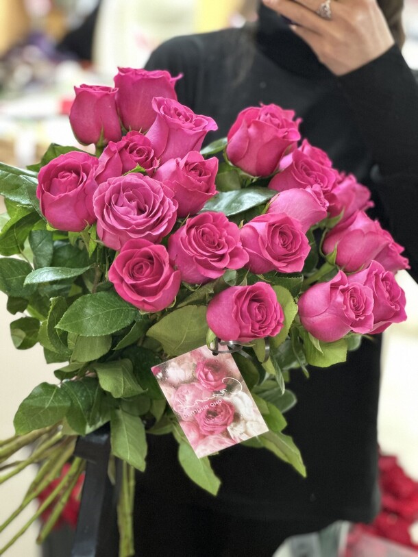 Розовые розы, артикул F1372660 - 5680 рублей, доставка по городу. Flawery - доставка цветов