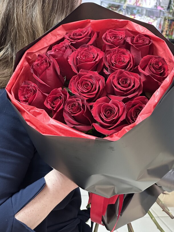 Букет из 15 роз 🌹, артикул F1390914 - 5650 рублей, доставка по городу. Flawery - доставка цветов