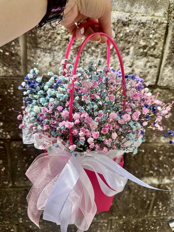 Цветная гипсофила в сумочке 😍, артикул F1425192 - 2200 рублей, доставка по городу. Flawery - доставка цветов