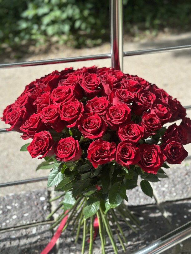 Букет из 51 розы 🌹, артикул F1444439 - 18100 рублей, доставка по городу. Flawery - доставка цветов