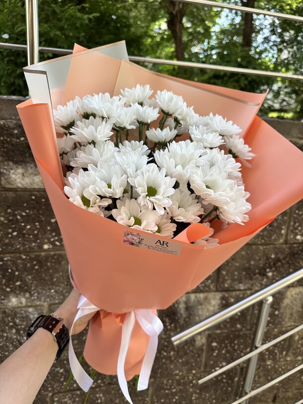 Букет ромашковидных хризантем 😍, артикул F1444665 - 2350 рублей, доставка по городу. Flawery - доставка цветов